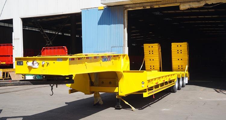 Used Tri Axle Low Loader Truck Trailer for Sale in Guinea Kankan